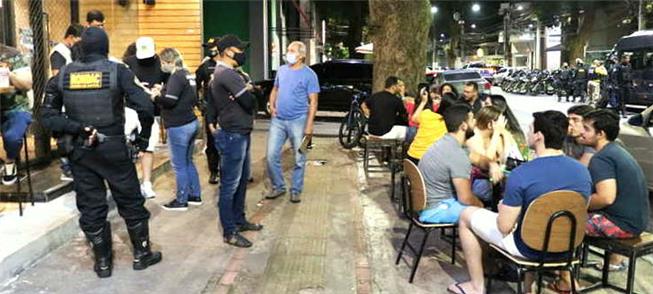Mesas nas calçadas x pedestres: como conciliar ess