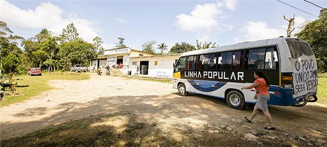 Mesmo com a linha, muitos moradores ainda caminhar