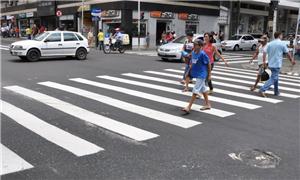 Mesmo na faixa de segurança, o pedestre precisa fi