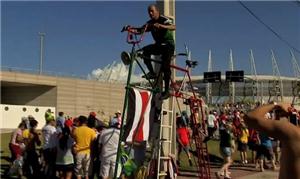 Mexicano anda em bicicleta gigante em Fortaleza