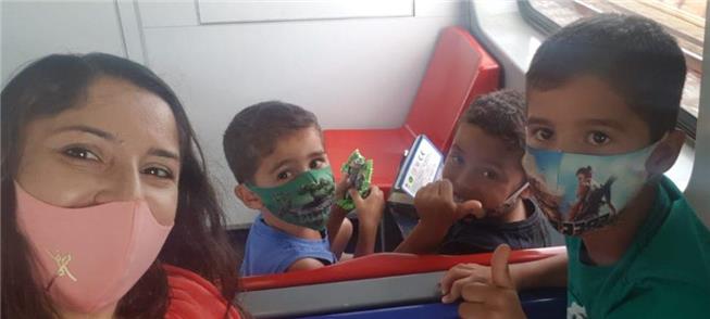 Michelle Brandão  seus filhos no metrô de Brasília