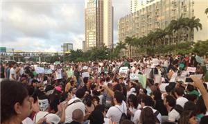 Milhares protestam no centro da capital baiana