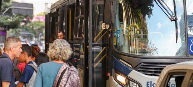 Minas falha na oferta e na fiscalização dos coleti