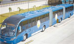 Modelo com duas 'sanfonas' transporta 70 pessoas a