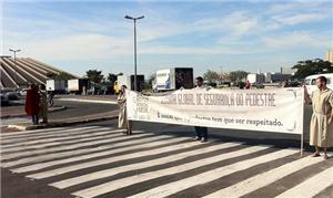 Monitores seguram faixa para conscientizar a popul