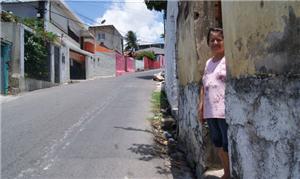 Moradores não tem sequer calçadas para circular pe