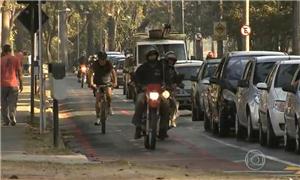 Motocicletas invadem a ciclovia