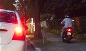 Motociclista trafega pela calçada da rua Venezuela