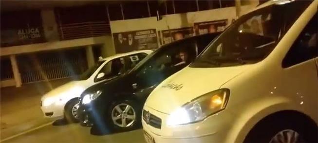 Motorista do Uber cercado por taxistas