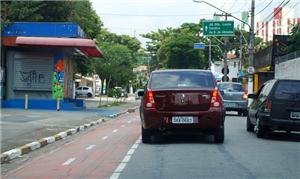 Motoristas ainda respeitam a sinalização da ciclov