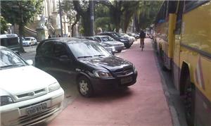 Motoristas estacionam em ciclovia na Urca