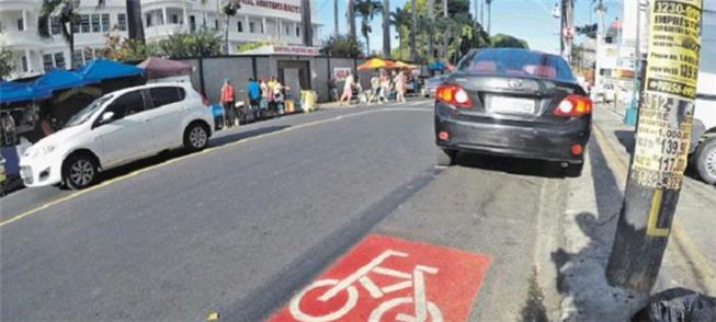 Motoristas não respeitam a faixa para bicicleta em