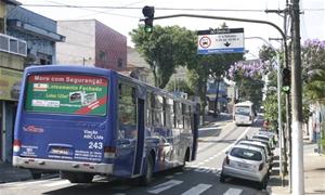 Motoristas não respeitam faixa exclusiva. Foto: Ro