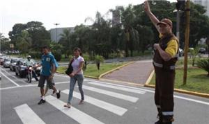 Motoristas que forem vistos respeitando a travessi