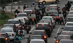 Motos formam fila em cruzamento em São Paulo