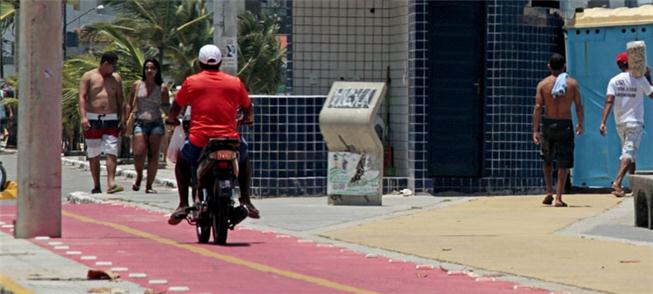 Motos invadem o espaço da ciclovia em Olinda