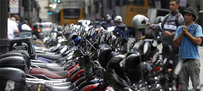 Motos na rua da Boa Vista, centro de São Paulo