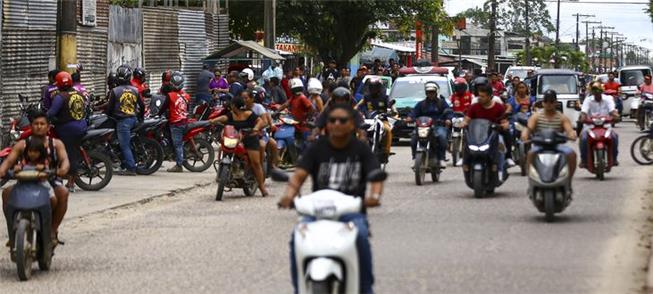 Motos trafegam na cidade de Tabatinga (AM)