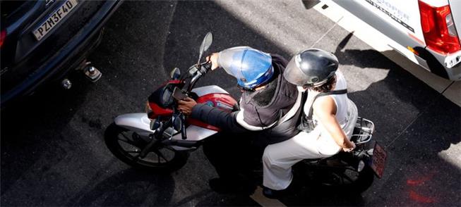 Mototaxista de app transitando pelo centro do Rio