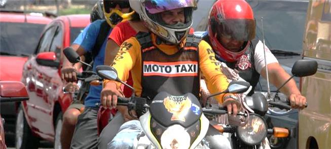 Mototaxista transportar passageira em Belém (PA)