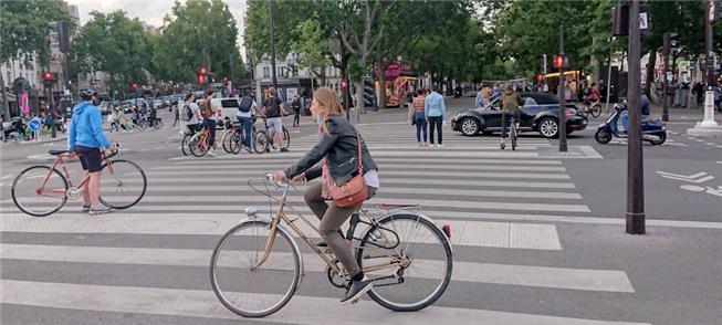 Muitos ciclistas na Praça da Bastilha, em Paris