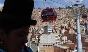 Mulher da etnia Aymara é transportada por teleféri