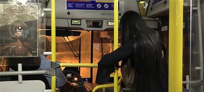 Mulher desembarca de ônibus fora do ponto
