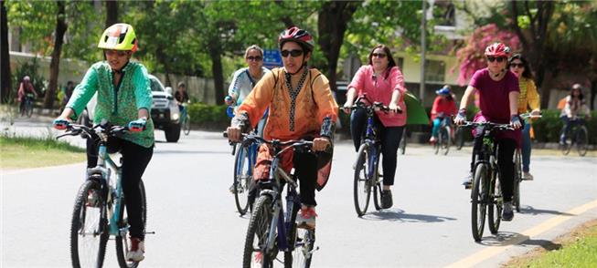 Mulheres usam a bicicleta para protestar no Paquis