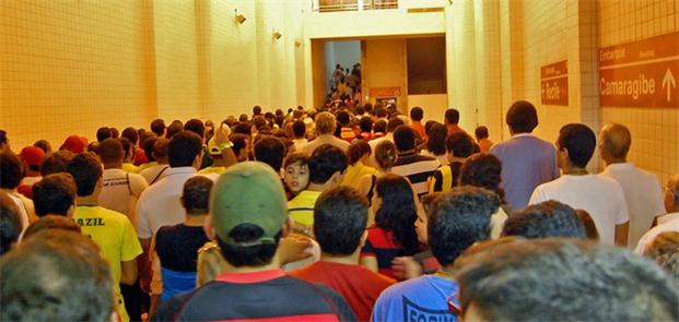 Multidão espremida na estação durante Copa das Con