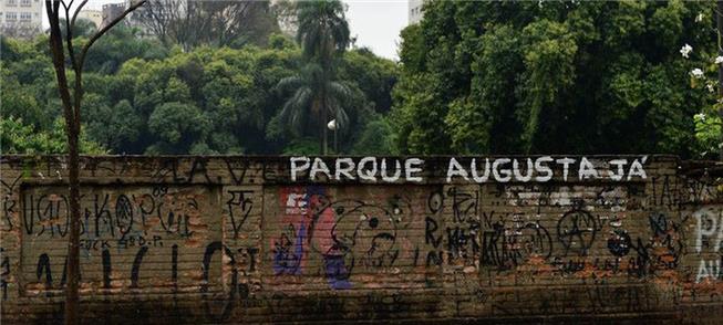 Muro do antigo colégio durante a mobilização para