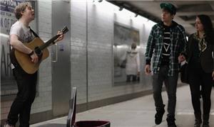 Músico se apresenta em uma estação de metrô de Mad