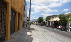 Na Avenida John Sanford, a linha do VLT passa ao l