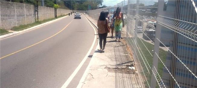 Na calçada do hospital, dois pedestres só passam a