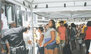 Na General Osório, em Ipanema, fila para o ônibus