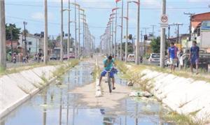 Na Osório de Paiva há buracos, mato, lixo e lama