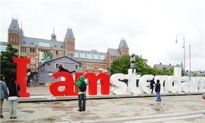 Na Praça Museumplein, aproveite para tentar subir