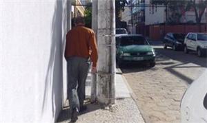 Na Rua Pedro Busatto um poste fica no meio da calç