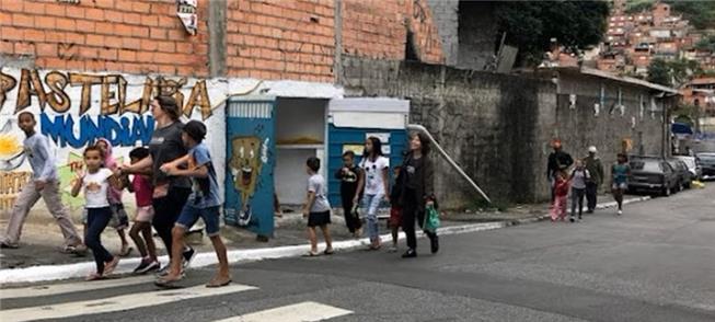 Nas periferias, caminhar é a forma mais usada de t