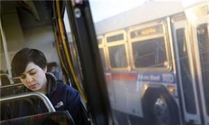Natalie McVeigh lê enquanto anda de ônibus