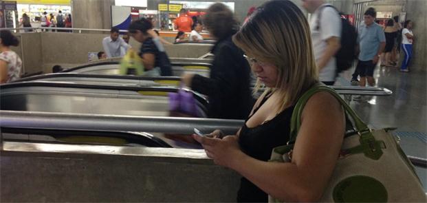 Nayara Souza acha a internet do metrô mais rápida