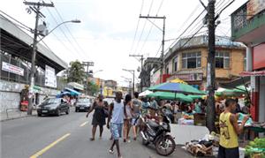 No bairro da Liberdade, os pedestres se arriscam n