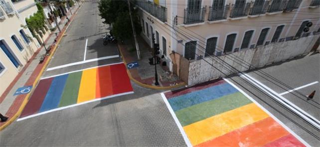 No Ceará, faixas coloridas simbolizam a causa LGBT