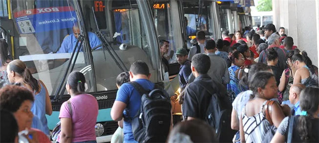 No Entrono, passageiros buscam alternativa ao caos
