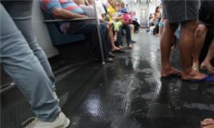 Nos dias de chuva, chove nas estações e também den