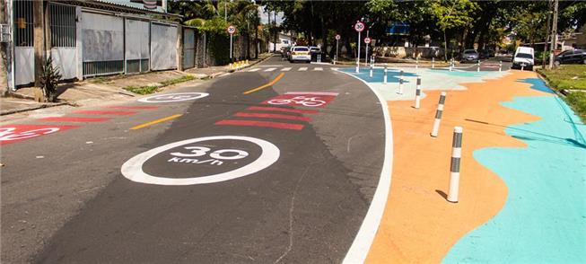 Nova área de trânsito calmo na Praça do Trabalho,