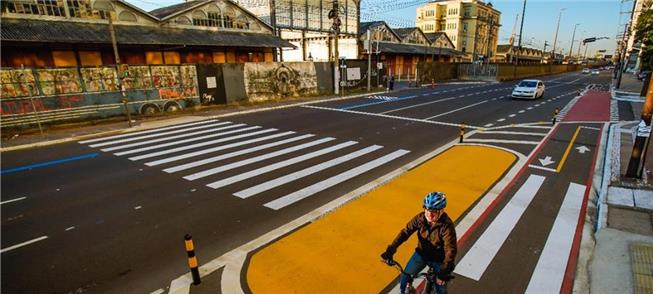 Nova ciclovia ao longo da av Mauá, em Porto Alegre