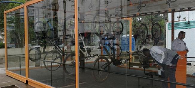 O 2º bicicletário, na Praça dos Arcos, final da Av