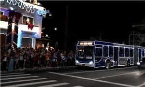 O Bom Velhinho é quem conduz o ônibus e o valor da