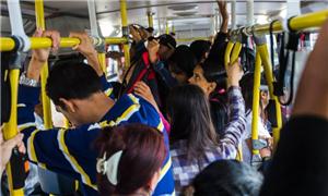 O calor aumenta ainda mais com ônibus lotados