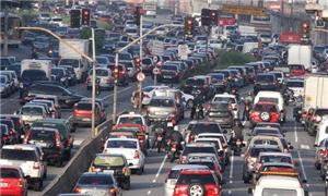 O carro ocupa mais espaço na via e transporta meno